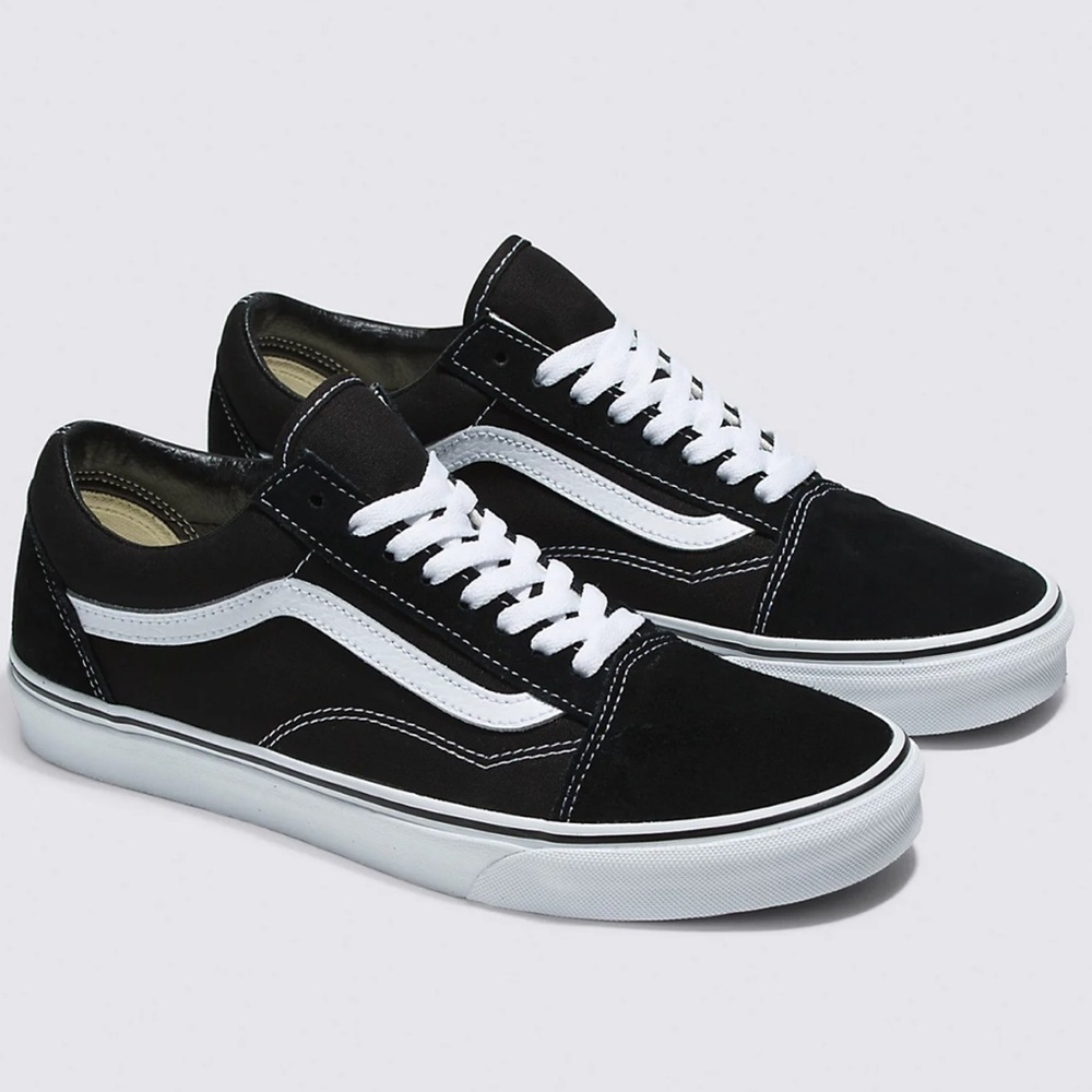 Van's Old Skool Black and White Classic Sneaker Size 5 Youth